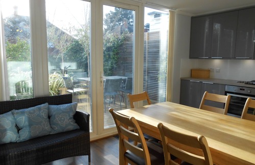 Epsom House | Modern house with sunny garden, close to train station, 30 mins Central London