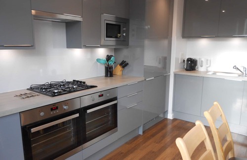 Epsom House | Modern house with sunny garden, close to train station, 30 mins Central London