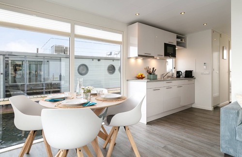 Maasbommel Boat Rental | Modern houseboat with air conditioning in port