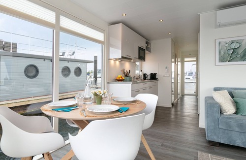 Maasbommel Boat Rental | Modern houseboat with air conditioning in port