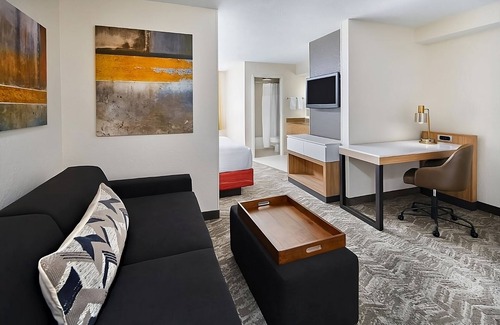 Southeast Houston Hotel | Modern Houston Room Offering Microwave, Shuttle Service & Inviting Pool Area