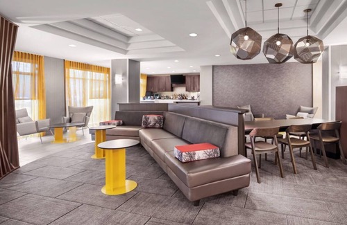 Southeast Houston Hotel | Modern Houston Room Offering Microwave, Shuttle Service & Inviting Pool Area