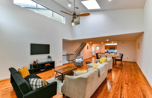 Astrodome House | Modern Houston Townhome w/Balcony: 5 Mi to Dtwn!