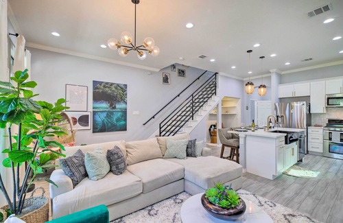 Northside House | Modern Houston Townhome - 3 Mi to Downtown!