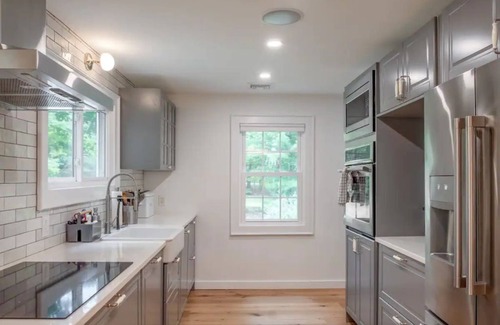 Hyde Park Cottage | Modern Hudson Valley Creekside Retreat + Hot Tub!