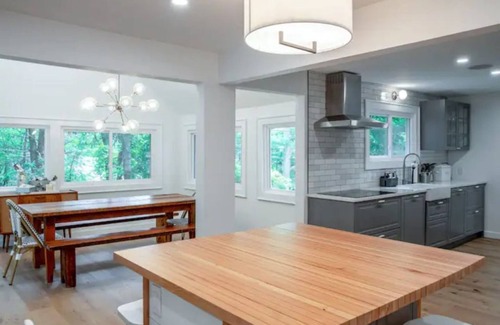 Hyde Park Cottage | Modern Hudson Valley Creekside Retreat + Hot Tub!