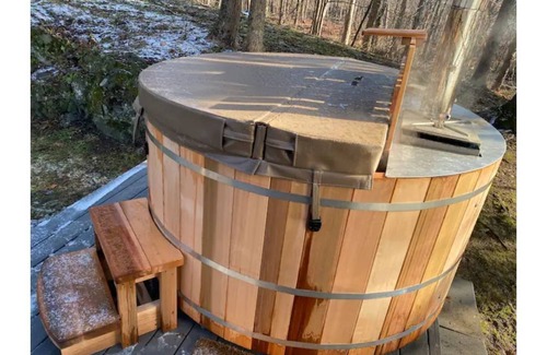 Hyde Park Cottage | Modern Hudson Valley Creekside Retreat + Hot Tub!