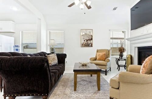 Wylie Villa | Modern I Arcade I 7 bd w/ C-Pool