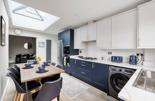 Mayfield Apartment | Modern Ilford home with private garden