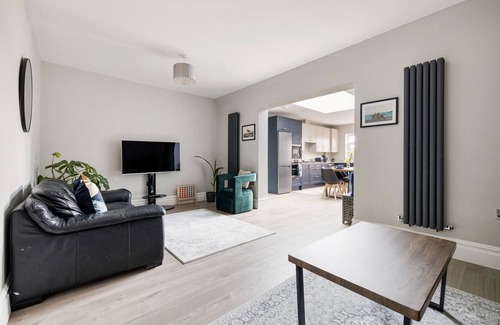 Mayfield Apartment | Modern Ilford home with private garden