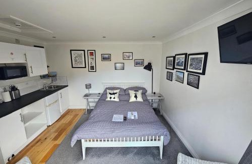 Hanham Apartment | Modern immaculate studio with AC & parking, outside the CAZ