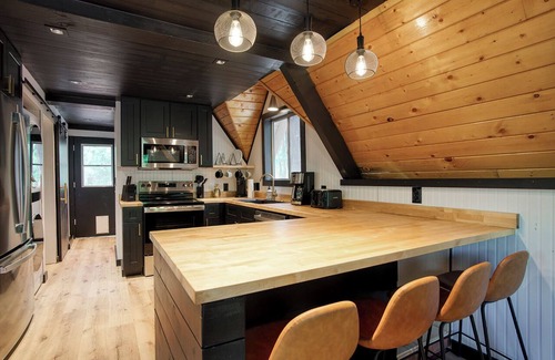 Munds Park Cabin | Modern in Munds - recently renovated A frame, pet friendly