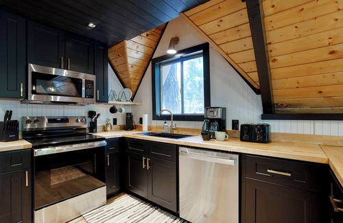Munds Park Cabin | Modern in Munds - recently renovated A frame, pet friendly