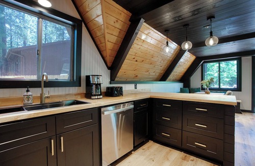 Munds Park Cabin | Modern in Munds - recently renovated A frame, pet friendly