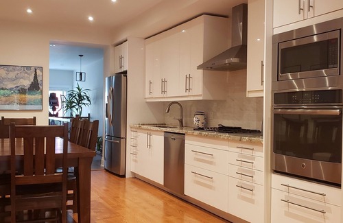 The Beaches House | Modern in quiet residential street 7 minutes walk to the boardwalk Lake Ontario