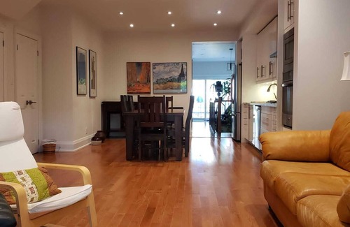 The Beaches House | Modern in quiet residential street 7 minutes walk to the boardwalk Lake Ontario
