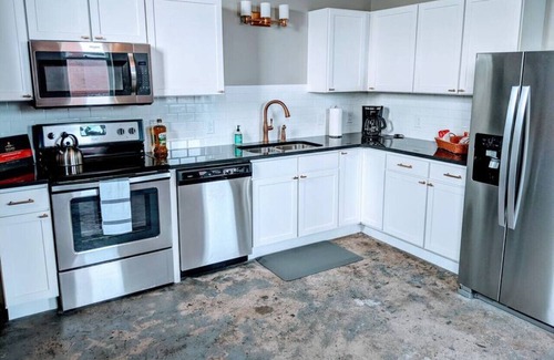 Downtown Apartment | Modern-Industrial 1 BR, Downtown Davenport (#1)