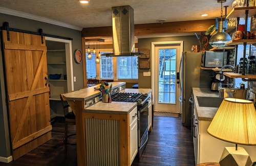 Bay Village House | Modern industrial chic open concept home - 15 mins from Downtown