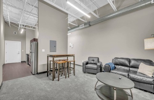 Waldron Apartment | Modern Industrial Loft Near Airport High-SpeedWiFi