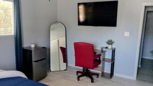Alamogordo House | Modern Industrial Oasis Private Room with King Bed WiFi FREE Parking and More