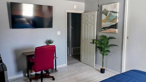 Alamogordo House | Modern Industrial Oasis Private Room with King Bed WiFi FREE Parking and More