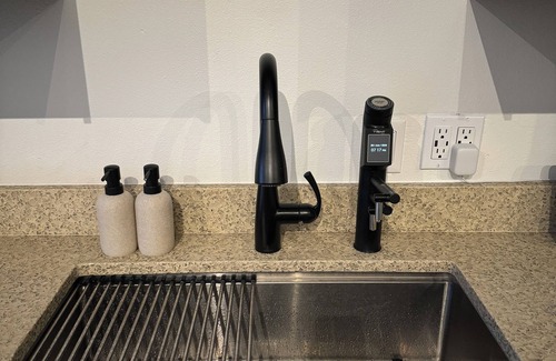 Deep Ellum Apartment | Modern Industrial Studio in the heart of Dallas!