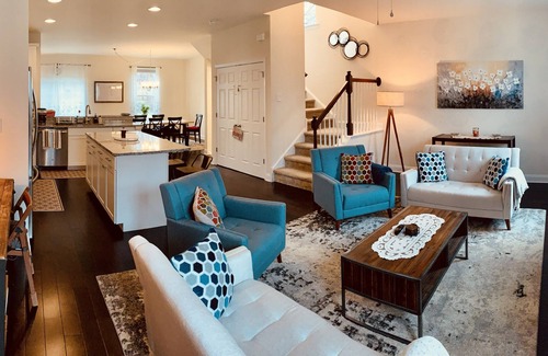 Phoenixville House | Modern Industrial, 12 min walk to Bridge St