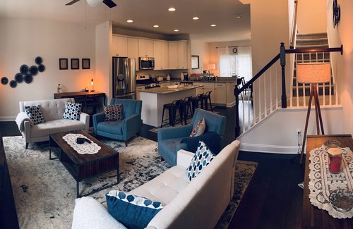 Phoenixville House | Modern Industrial, 12 min walk to Bridge St