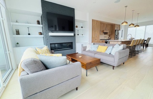 Parkhill-Stanley Park House | Modern Innercity 2BR House with AC/garage near Stampede/Saddledome/BMO/MNP
