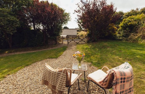 Nolton Apartment | Modern & Inviting Shepherd`s Hut Near Pembrokeshire Coast