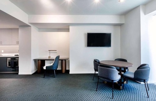 Iowa City Hotel | Modern Iowa City Suite – Steps to Campus, Cafes, Museums & Nightlife