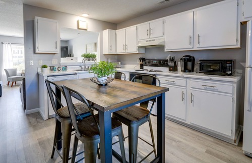 Jacksonville House | Modern Jacksonville Townhome: Patio, Pet Friendly!