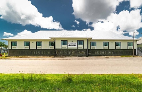 Everglades City Hotel | Modern King ADA Hotel Suite