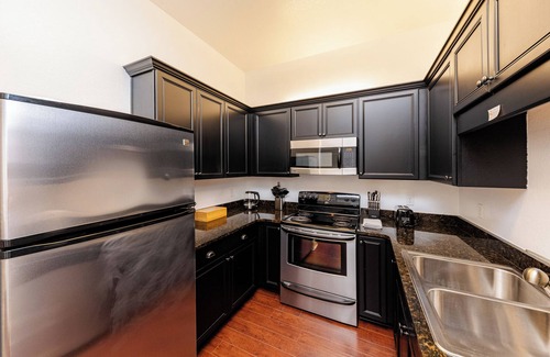 Dune Allen Beach Apartment | Modern King bed Haven/Free parking, Pool, Balcony
