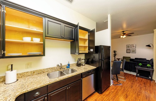 Dune Allen Beach Apartment | Modern King bed Haven/Free parking, Pool, Balcony