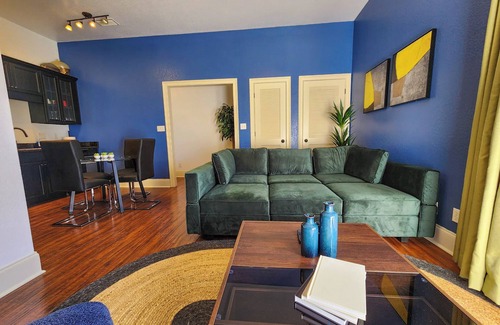 Dune Allen Beach Apartment | Modern King bed Haven/Free parking, Pool, Balcony