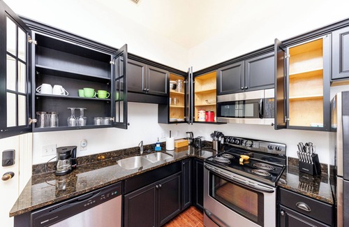 Dune Allen Beach Apartment | Modern King bed Haven/Free parking, Pool, Balcony