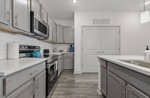 Whitestown Apartment | Modern King Bed | Relax & Stay