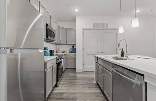 Whitestown Apartment | Modern King Bed | Relax & Stay