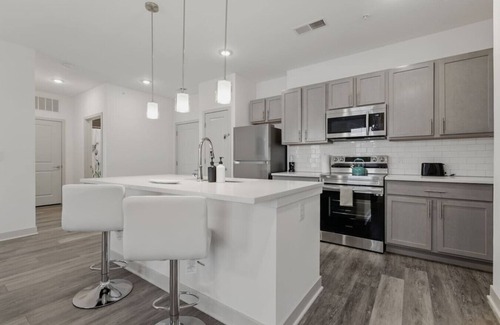 Whitestown Apartment | Modern King Bed | Relax & Stay