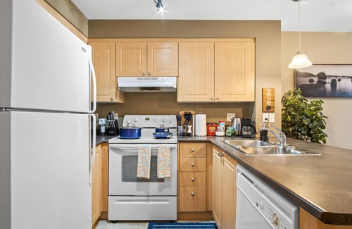 Southwest Edmonton Condo | Modern King Bed Suite W/Dsy,Wifi,UGPrkg Enjoy