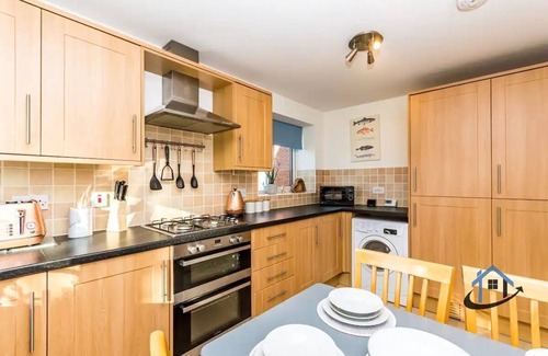 Swindon House | Modern, king beds, free parking, wifi, contractors