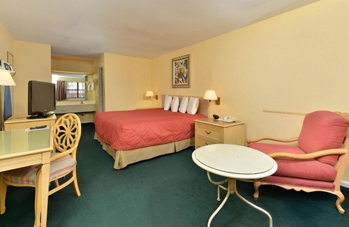 Meridian House | Modern King Room w/ Elegant Ambiance! Free WiFi