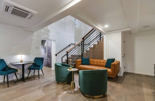 San Angelo Hotel | Modern King Room with Plush Bedding – Perfect for Business or Leisure Stays!
