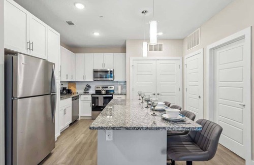 Southeast Orlando Apartment | Modern King Suite, Resort Amenities & Pet-Friendly