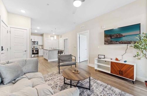 Southeast Orlando Apartment | Modern King Suite, Resort Amenities & Pet-Friendly