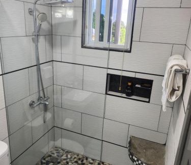 Eastwood Park Apartment | Modern Kingston Condo with Rooftop Pool and View