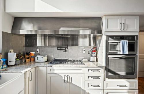 Old City Apartment | Modern Knoxville Gem Near Campus and Eateries!