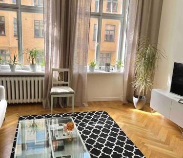 Vasastan Apartment | Modern lägenhet med balkong