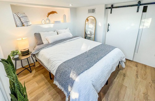 South San Gabriel House | Modern L.A. home with gorgeous views of the San Gabriel Mountains. Pet Friendly.